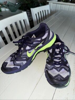 Nike Patterned Running Shoes in Navy and Neon Green 7.5 EUC